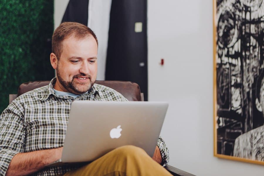 Advertiser reviewing guest post placements