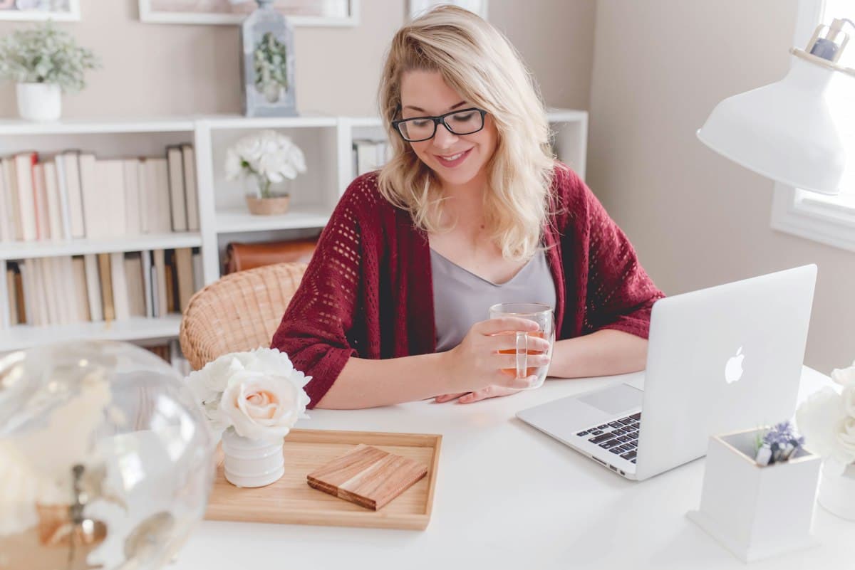 Advertiser managing guest post campaigns on a laptop
